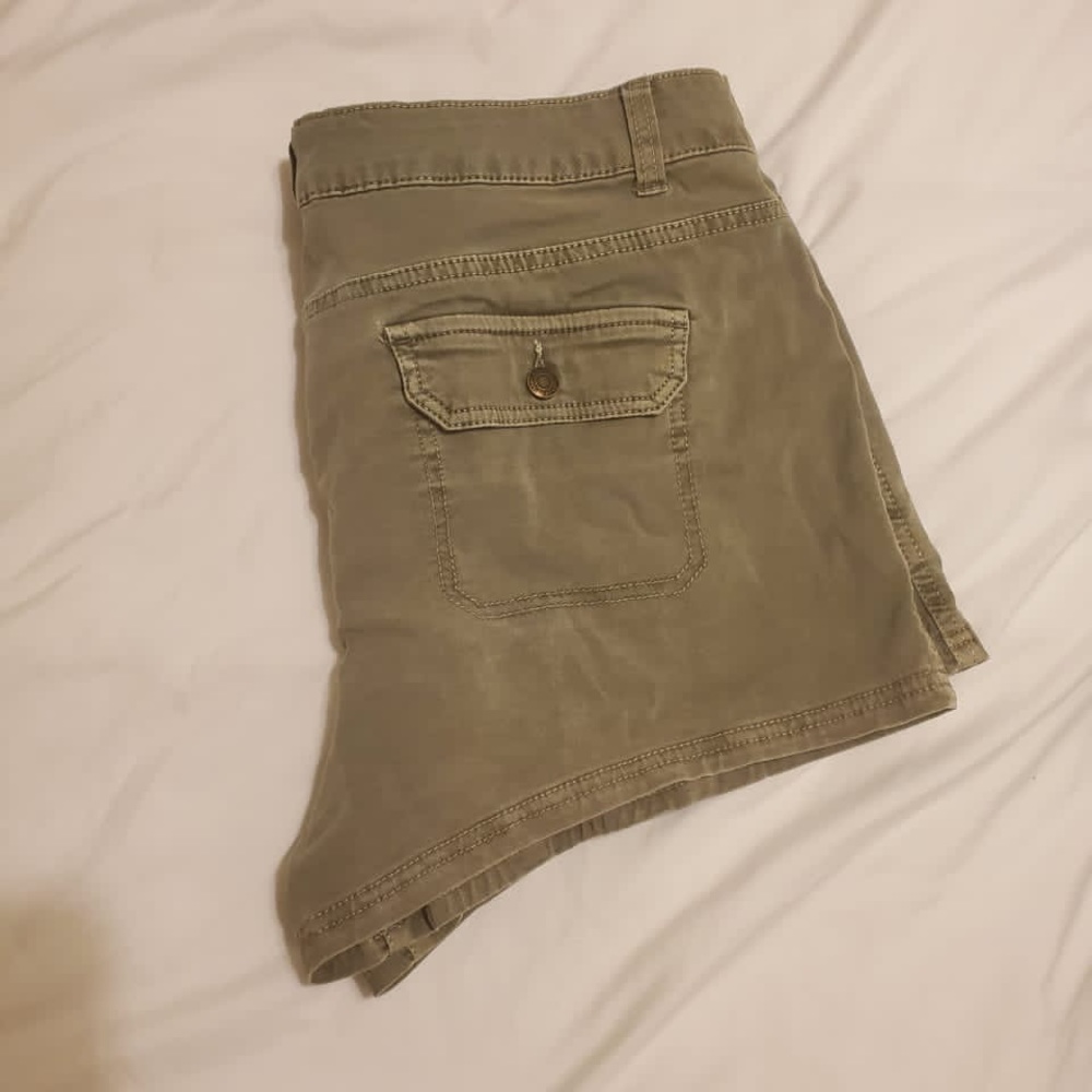 Shorts - Picture 2 of 3